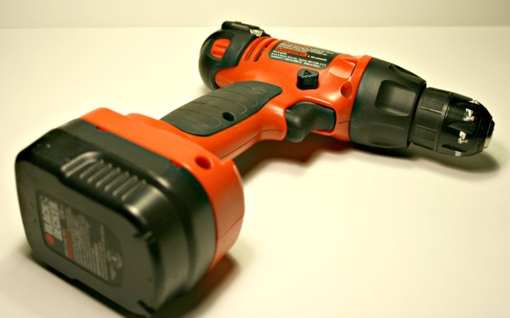 Bosch ou Makita : quelle perceuse sans fil choisir