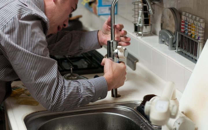 Réparer une fuite d’eau sous évier soi‑même