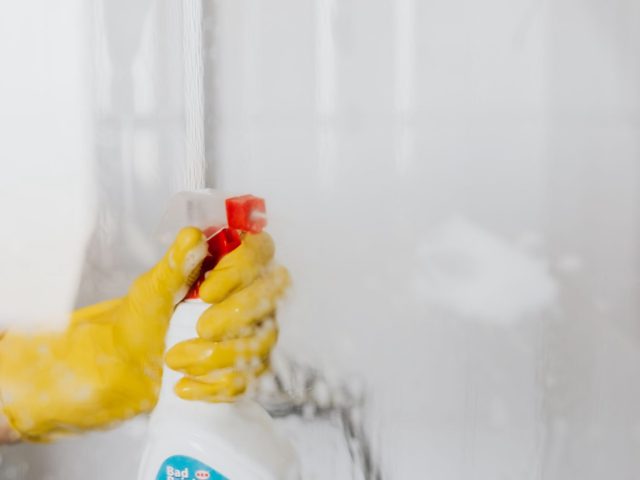 Astuces économiques pour entretenir la salle de bain