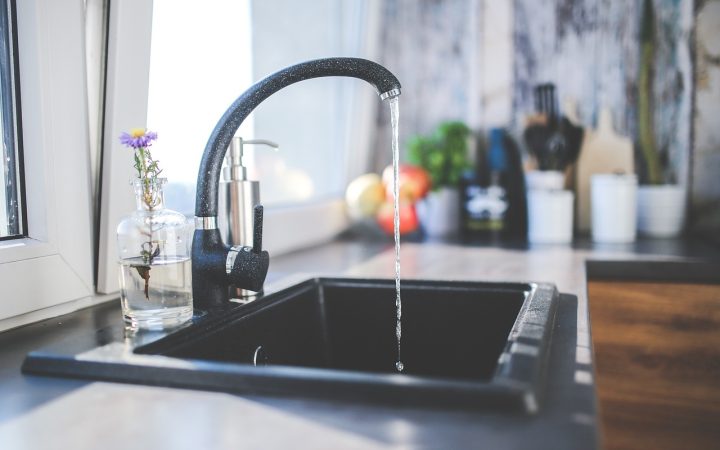 Quel filtre d’eau domestique choisir selon besoins et contraintes