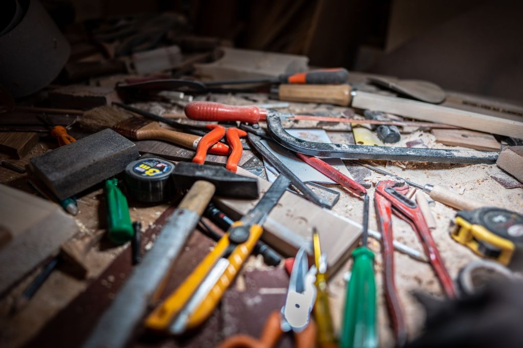 Outils de base pour bricoler chez soi sans se ruiner