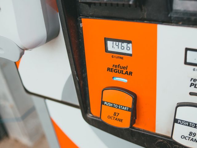 Carburants : Comment les ménages peuvent-ils survivre à la flambée des prix ?