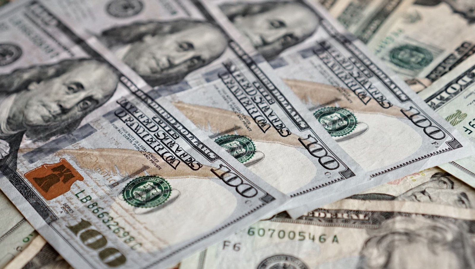 Bâtiment de la Réserve fédérale américaine et billets de dollar, symboles de la politique monétaire