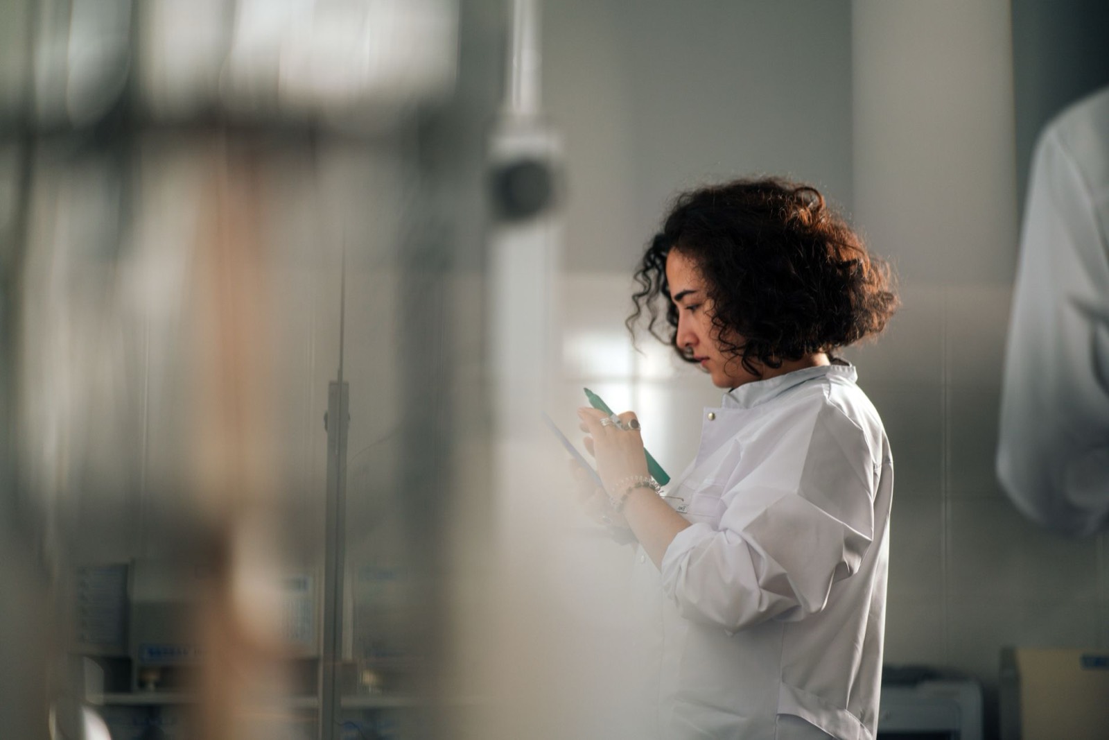 Chercheuse qui lit des articles scientifiques pour comparer les niveaux de preuve des compléments sportifs