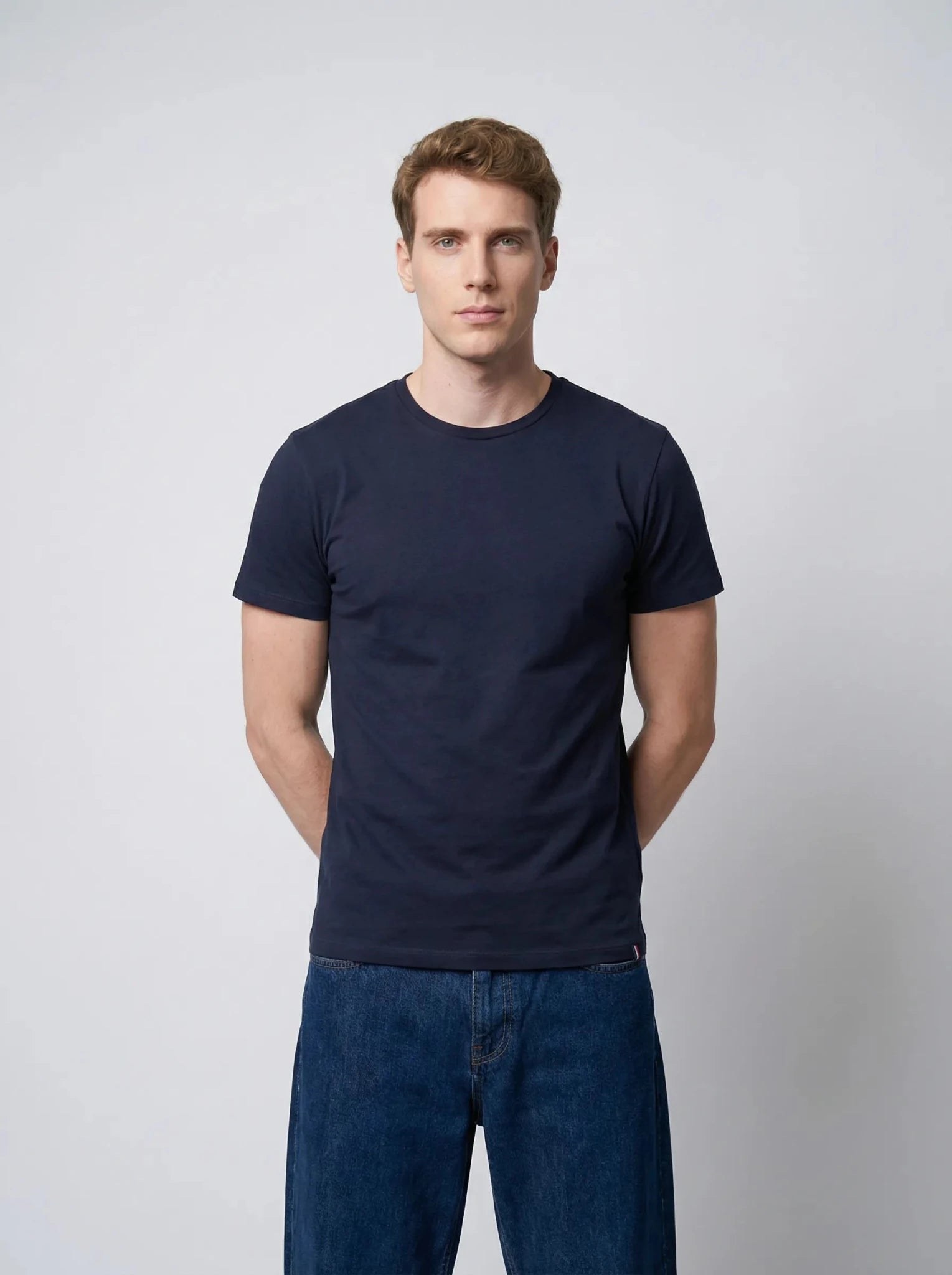 Homme portant un T-shirt bleu marine en coton, fabriqué en France