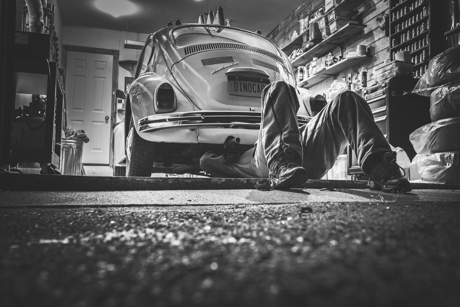 Mécanicien installant un attelage de remorque dans un garage