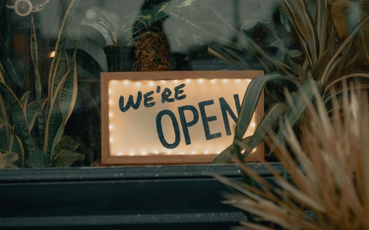 Commerces ouverts le dimanche : une vraie solution ou un leurre ?