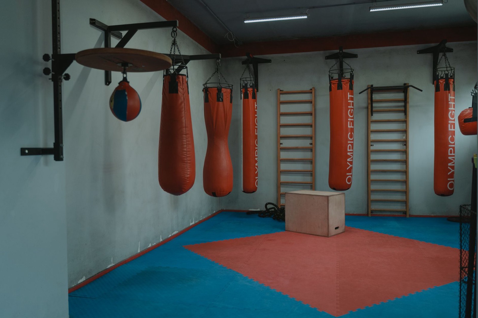 Sac et équipement de sport posés avant une séance d'entraînement