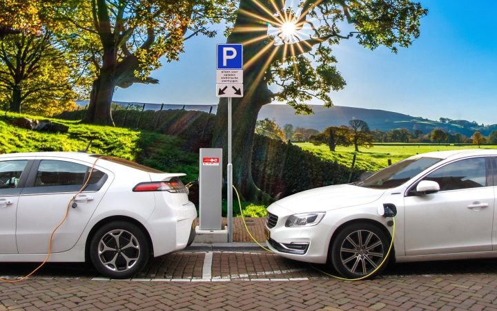 Électrique ou hybride : que choisir en 2026