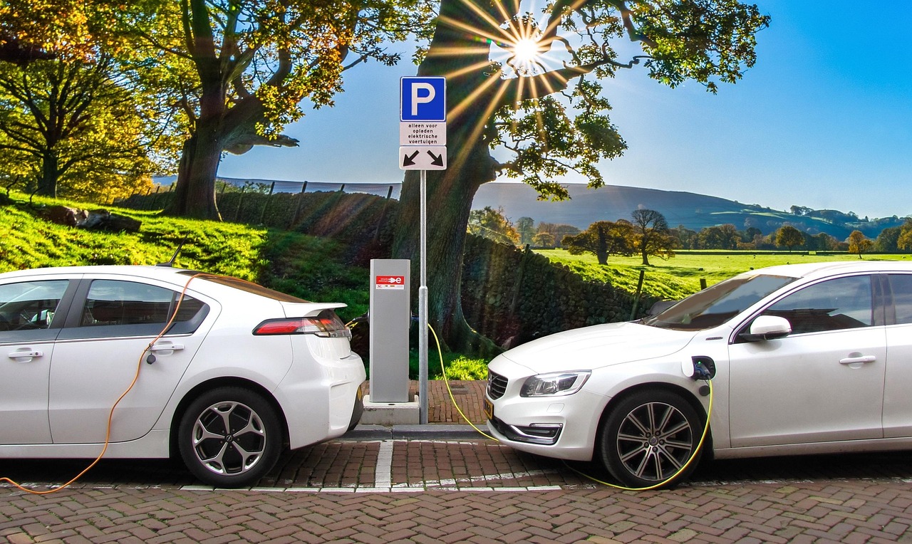 Électrique ou hybride : que choisir en 2026
